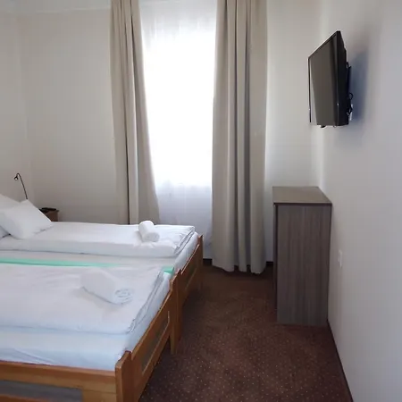 Guest house Baratok Panzio 3*