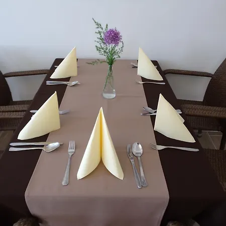 Baratok Panzio بيت ضيافة 3*
