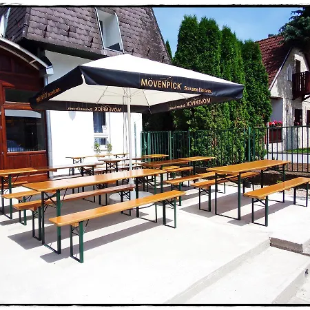 Guest house Baratok Panzio 3*